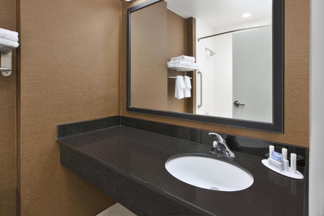 Fairfield Inn & Suites By Marriott Milwaukee Downtown Bagian luar foto
